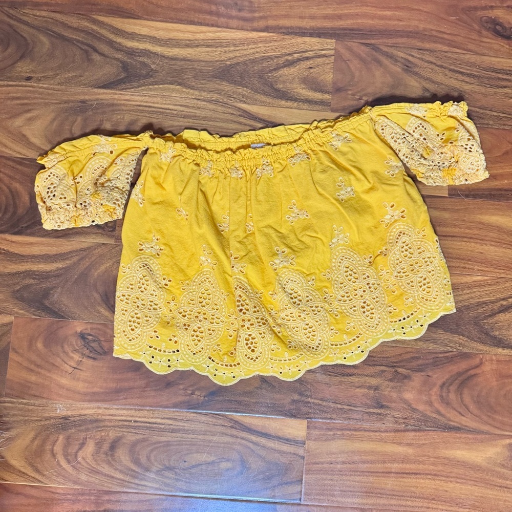 Taylor & sage womens size medium peek a boo yellow crop top